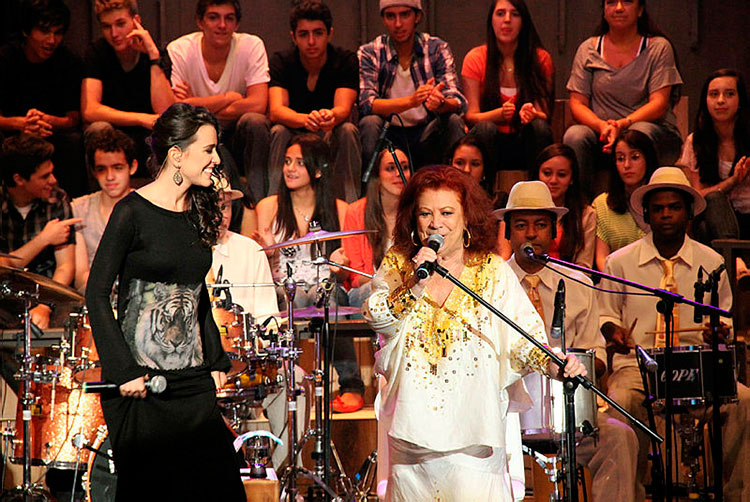 Morre a sambista Beth Carvalho aos 72 anos