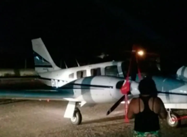 Avião pousou após motoristas iluminarem aeroporto