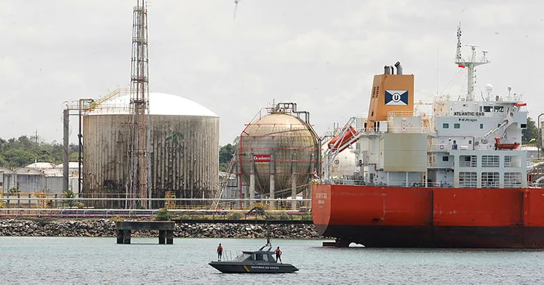 Simulação de vazamento de óleo avalia as estratégias de combate das empresas