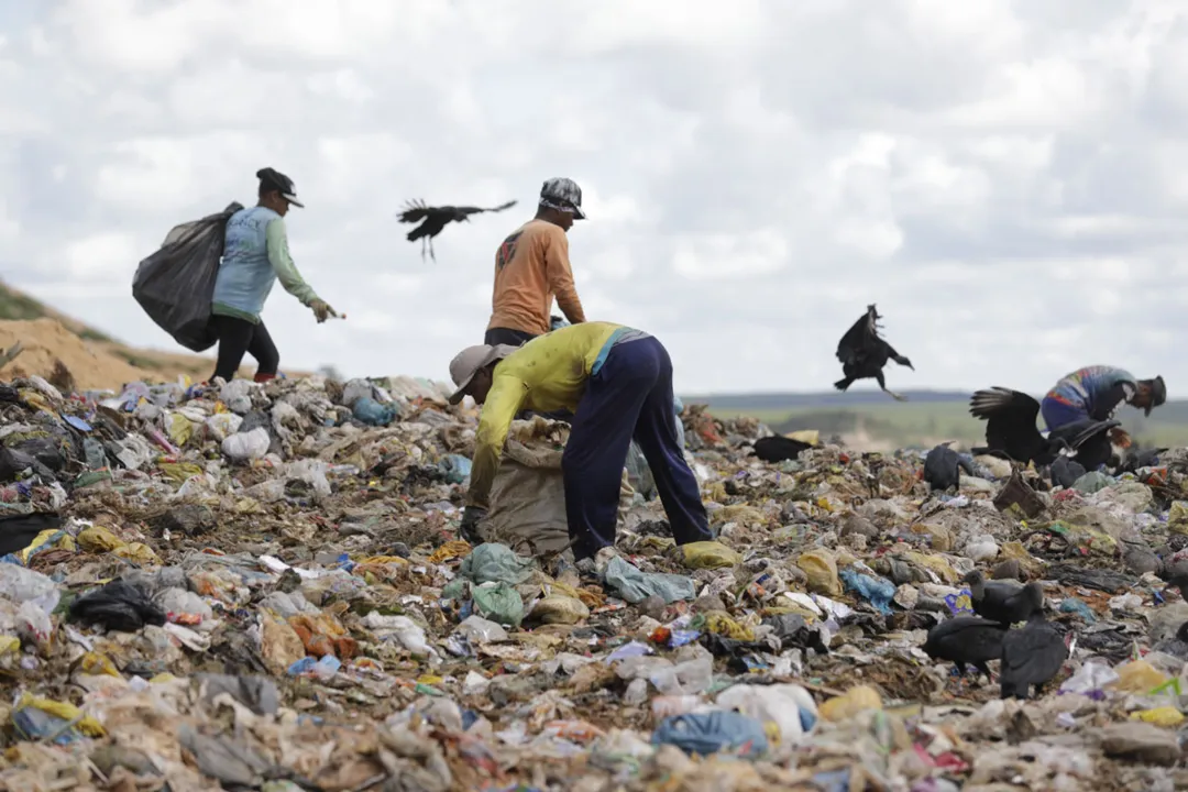 Catadores mantém sua rotina no aterro, enquanto o local se adequa às normas