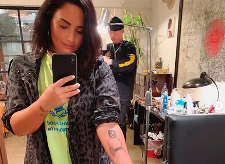 Tatuagem retrata a bisavó aos 26 anos, a mesma idade da artista