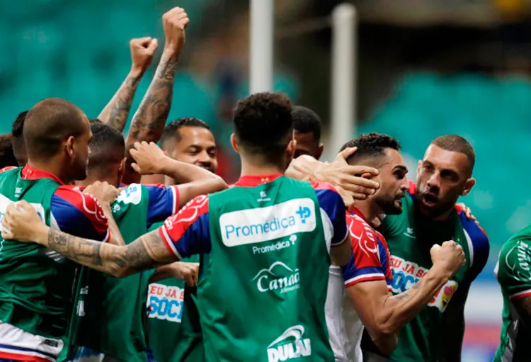 Gilberto comemora com os companheiros após anotar o segundo gol na partida