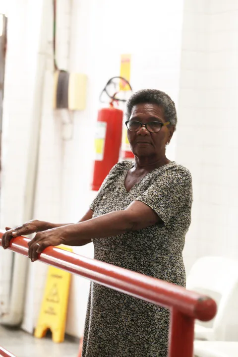A aposentada Maria Augusta, de 77 anos, sofre consequências de um golpe aplicado em 2016