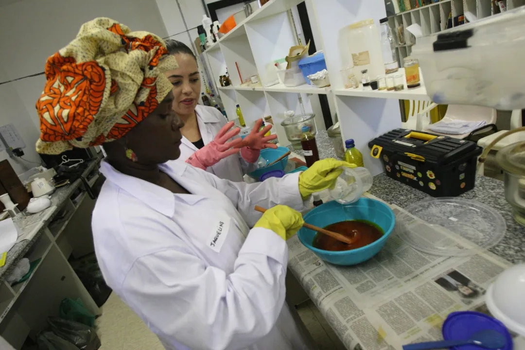 O uso de luvas plásticas, guarda-pó e calçados fechados é obrigatório no laboratório universitário