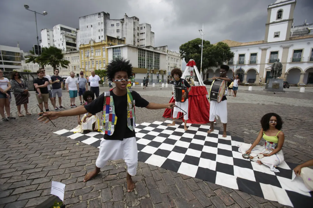 Praça Municipal foi um dos locais escolhidos e atividade visa pagar as passagens
