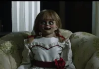 Anabelle 3: trailer mostra boneca liberando criaturas capturadas pelos Warren