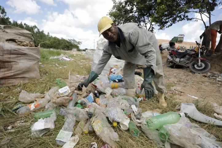 Imagem ilustrativa da imagem Catadores correm riscos em busca de recicláveis