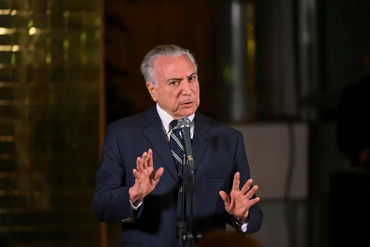 Primeiro, Temer só está preso porque Lula também está