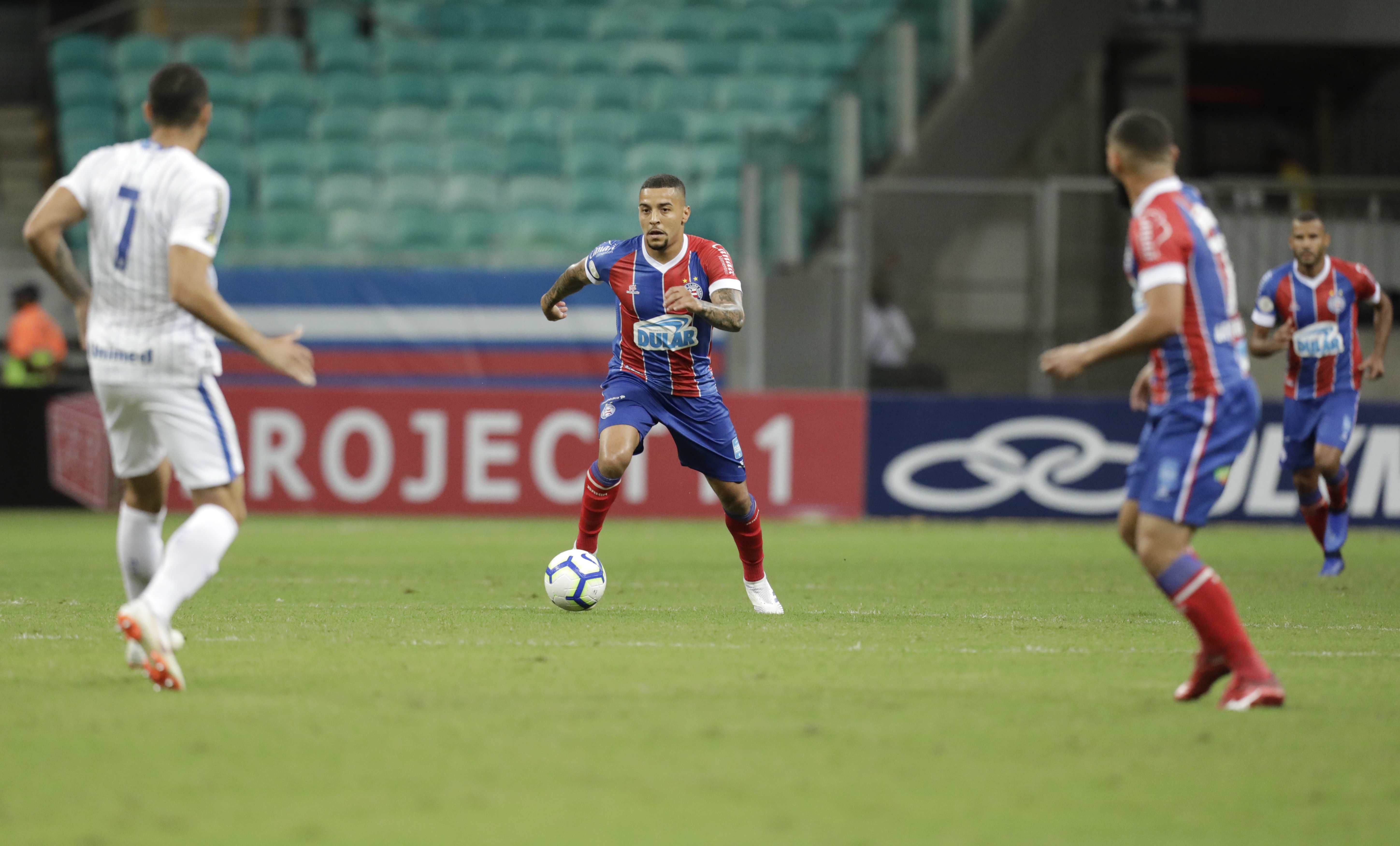 Bahia vence Avaí em casa e se reabilita no Brasileirão