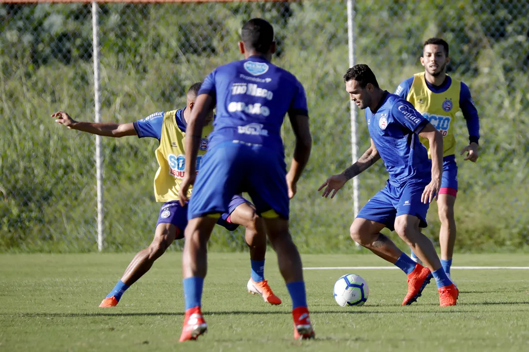 Recuperado de lesão atacante Gilberto treinou normalmente