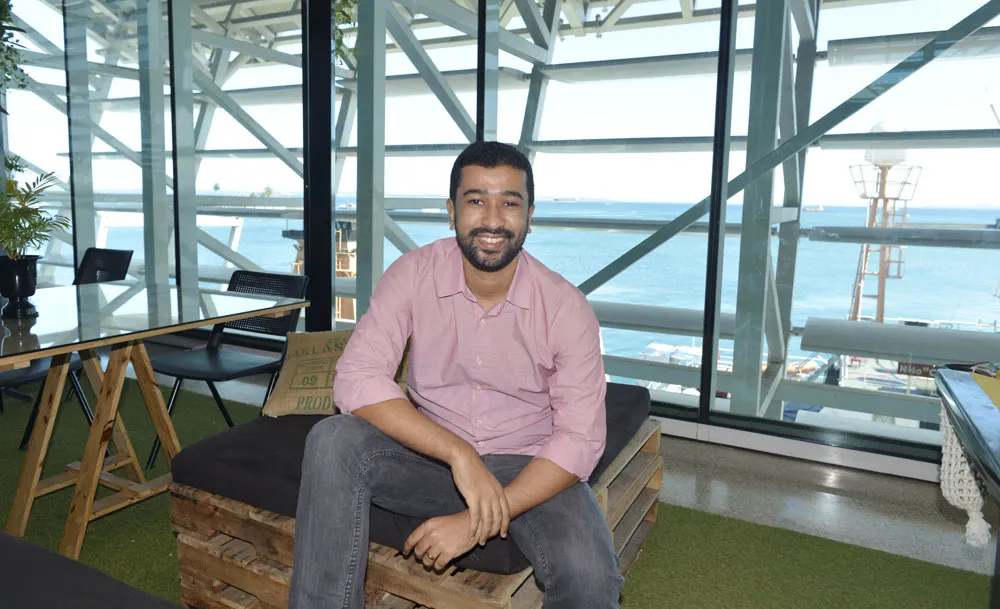 Aos 29 anos, o designer Allisson Souza é sócio da empresa Slidefy