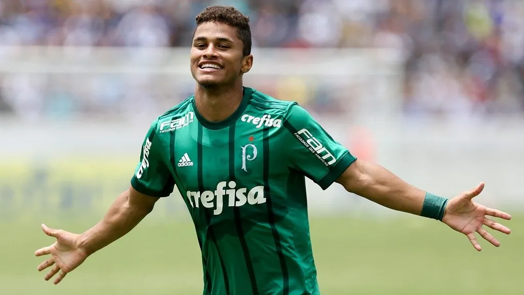 Em 2017, o jovem foi envolvido em uma negociação com o Palmeiras onde o alviverde cedia o meio-campista Cleiton Xavier ao Vitória