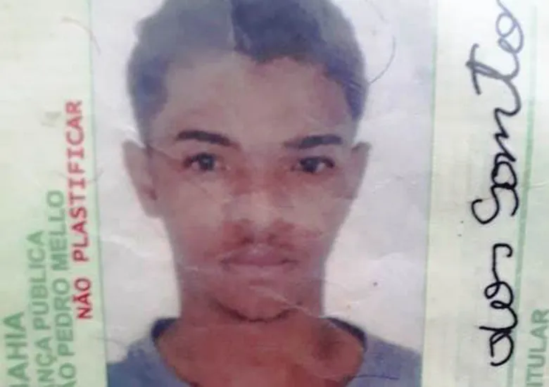 Ailton Lucena dos Santos, de 21 anos, foi encontrado com várias marcas de tiro