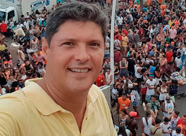 Jornalista foi sequestrado nesta terça, 19, e preso dentro do carro em chamas