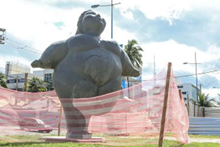 Escultura permanece isolada das outras duas que fazem parte da obra As Meninas do Brasil