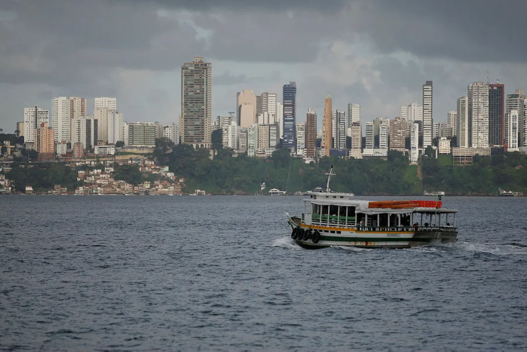 Travessia funciona normalmente mesmo com tempo nublado na capital e na ilha | Foto: Luciano Carcará | Ag. A TARDE