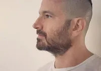 Após ser xingado, Caco Ciocler demite funcionária pelas redes sociais