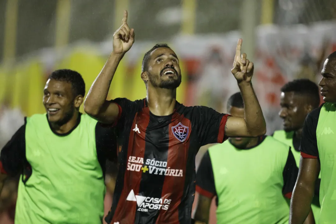 O atacante Anselmo Ramon, autor dos dois gols rubro-negros no Barradão, foi o grande destaque da partida