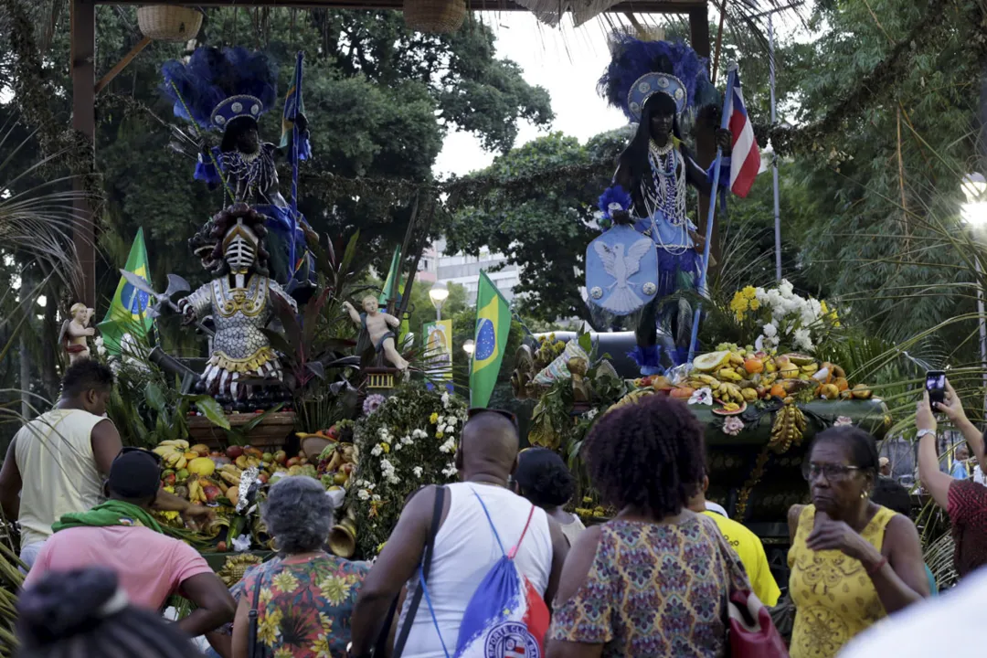 População faz trajeto do desfile cívico da Independência da Bahia, no sentido inverso, na volta das esculturas dos símbolos da festividade