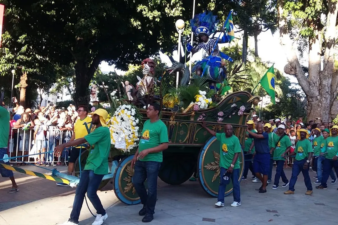 O desfile saiu da Praça Municipal e seguiu até o centro da praça Dois de Julho