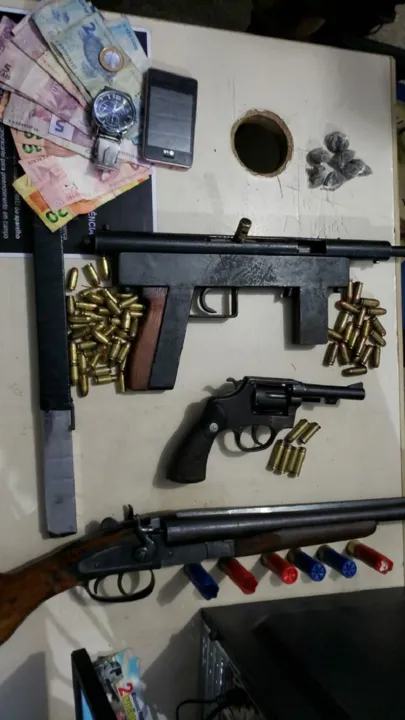 Três armas foram apreendidas durante a ação