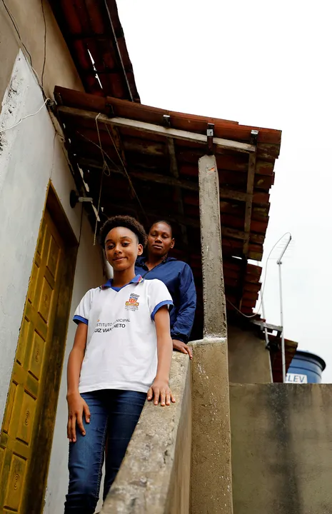 Milena (com a mãe) é aluna do 8º ano e busca “futuro melhor”