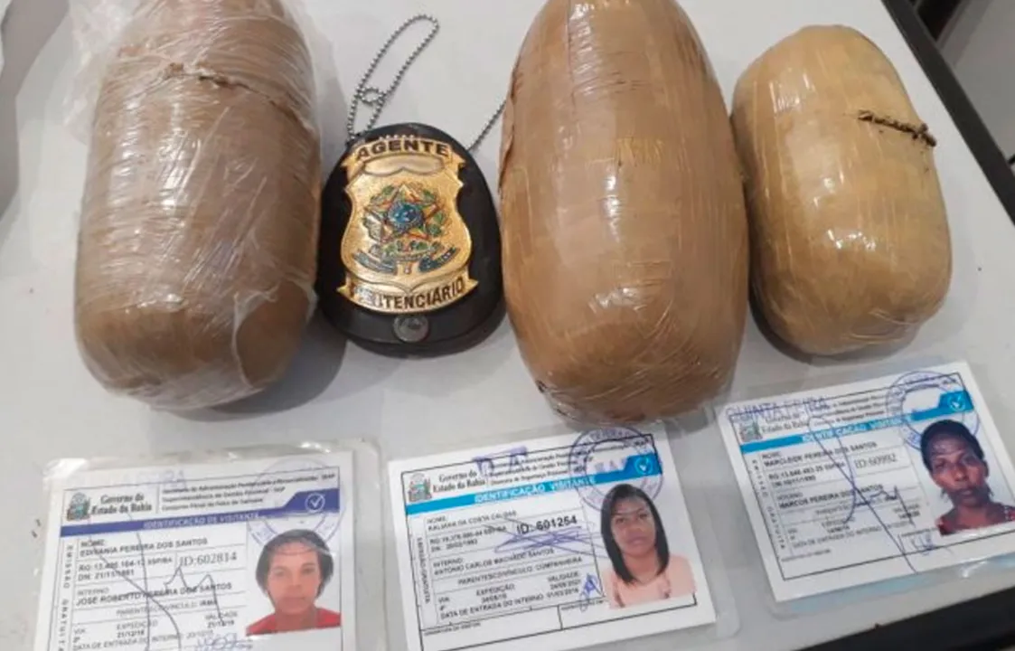 Elas foram flagradas com o equipamento Body Scanner, que foi instalado recentemente na unidade