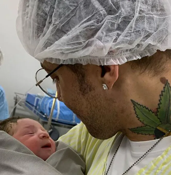 Kannario gravou um vídeo comemorando o nascimento do filho