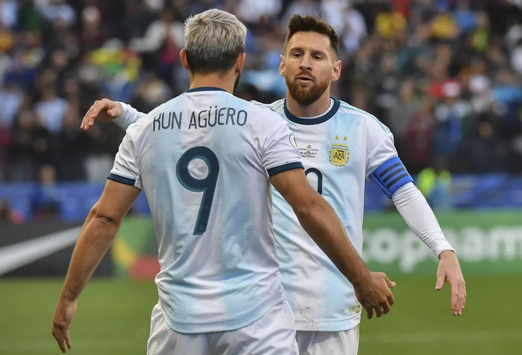 Com assistência de Messi, Agüero abriu o caminho para a vitória dos hermanos