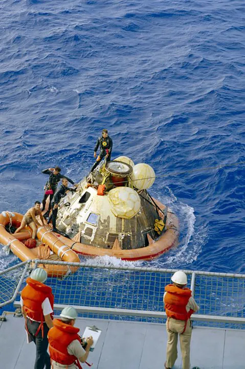 Astronautas aterrissaram no mar após chegada histórica à Lua