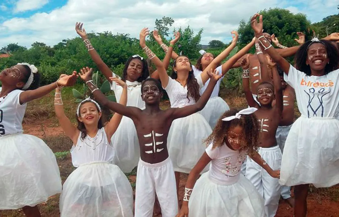 Projeto tem o objetivo de resgatar ritmos africanos através da dança, contribuindo para a autoestima e para o pertencimento identitário étnico-racial dos estudantes