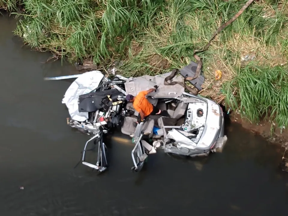 Veículo caiu de viaduto após colidir com gradil