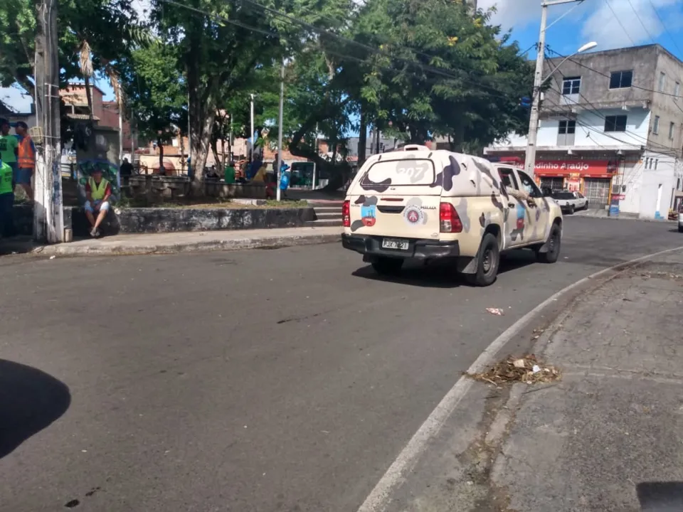 Policiais fazem a segurança do bairro