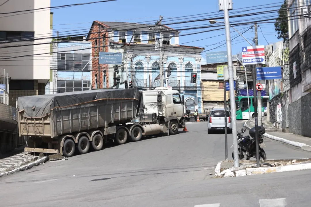 Caminhão estava carregado e não conseguiu subir a ladeira