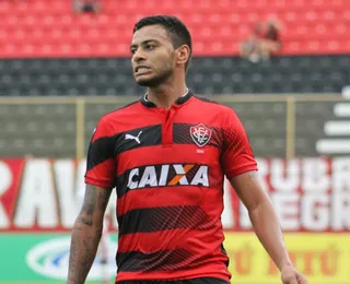 Empresário de Cleiton Xavier procura Vitória para cobrar dívida