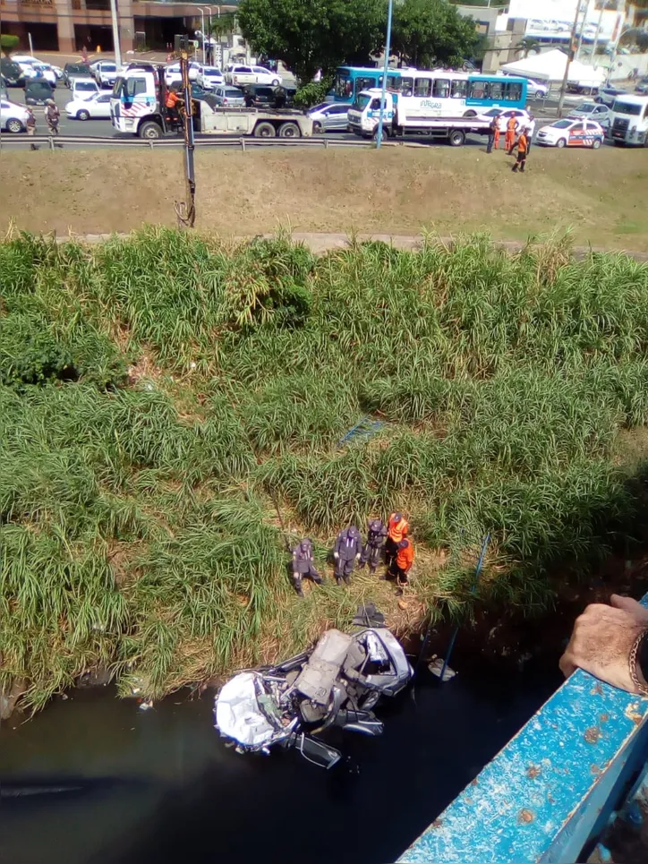 Imagem ilustrativa da imagem Homem morre após carro cair de viaduto na avenida ACM