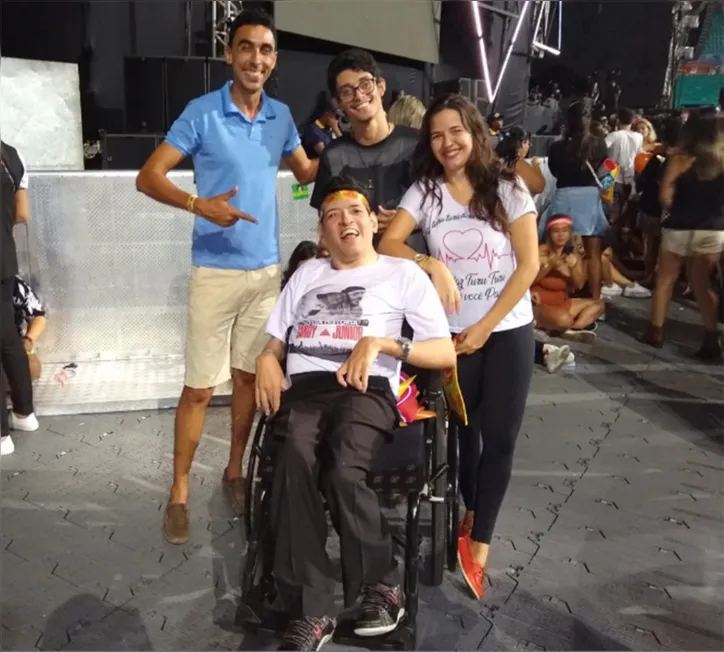 Imagem ilustrativa da imagem Com Fonte Nova lotada, Sandy e Júnior fazem público voltar no tempo