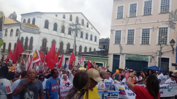 2 de Julho: cortejo com os caboclos chega ao Campo Grande