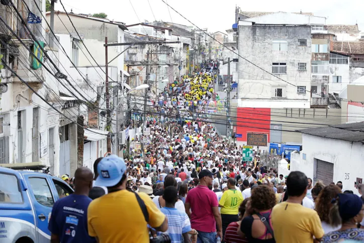 2 de Julho: cortejo com os caboclos chega ao Campo Grande