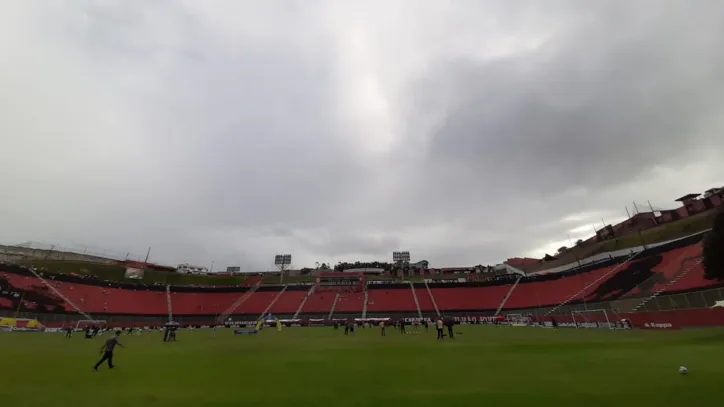 Vitória bate a Ponte Preta de virada em casa, mas ainda segue no Z-4
