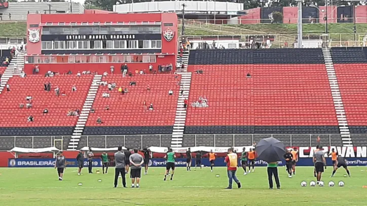 Vitória bate a Ponte Preta de virada em casa, mas ainda segue no Z-4