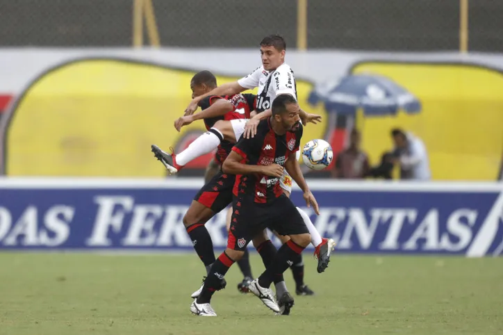 Vitória bate a Ponte Preta de virada em casa, mas ainda segue no Z-4
