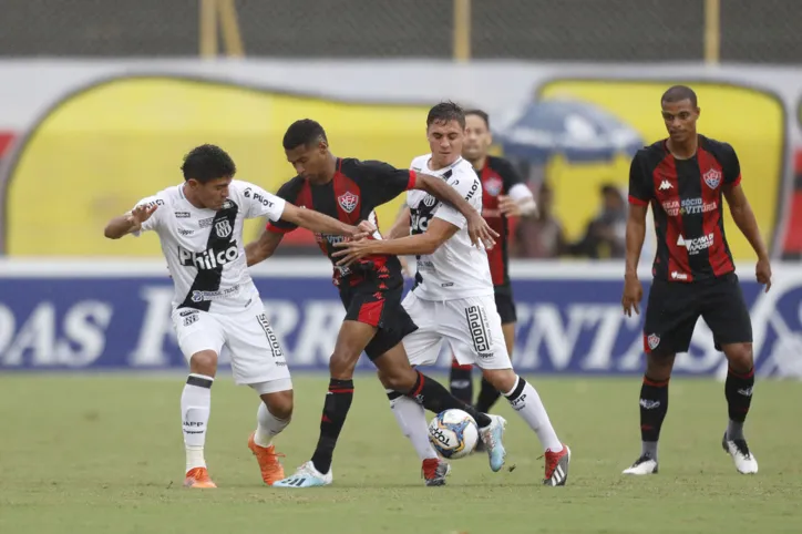 Vitória bate a Ponte Preta de virada em casa, mas ainda segue no Z-4