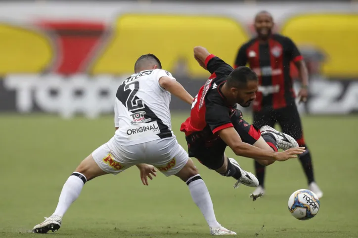 Vitória bate a Ponte Preta de virada em casa, mas ainda segue no Z-4