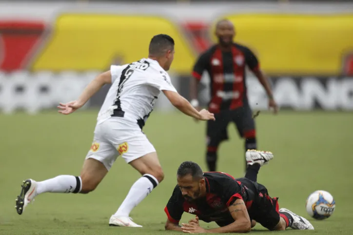 Vitória bate a Ponte Preta de virada em casa, mas ainda segue no Z-4