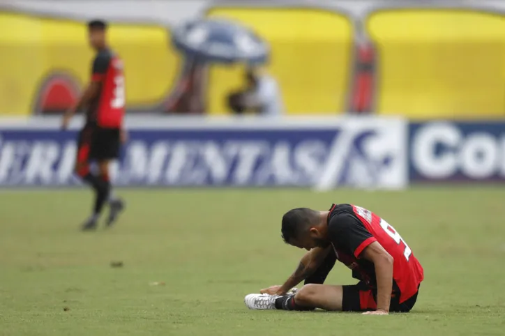 Vitória bate a Ponte Preta de virada em casa, mas ainda segue no Z-4
