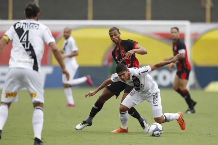 Vitória bate a Ponte Preta de virada em casa, mas ainda segue no Z-4