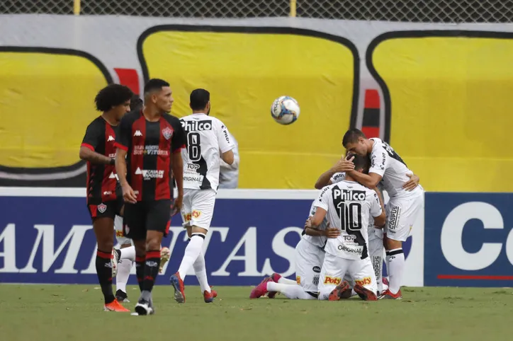 Vitória bate a Ponte Preta de virada em casa, mas ainda segue no Z-4