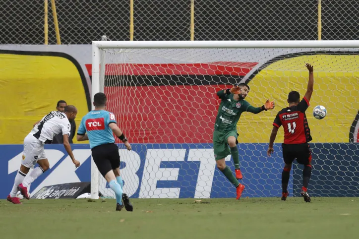 Vitória bate a Ponte Preta de virada em casa, mas ainda segue no Z-4
