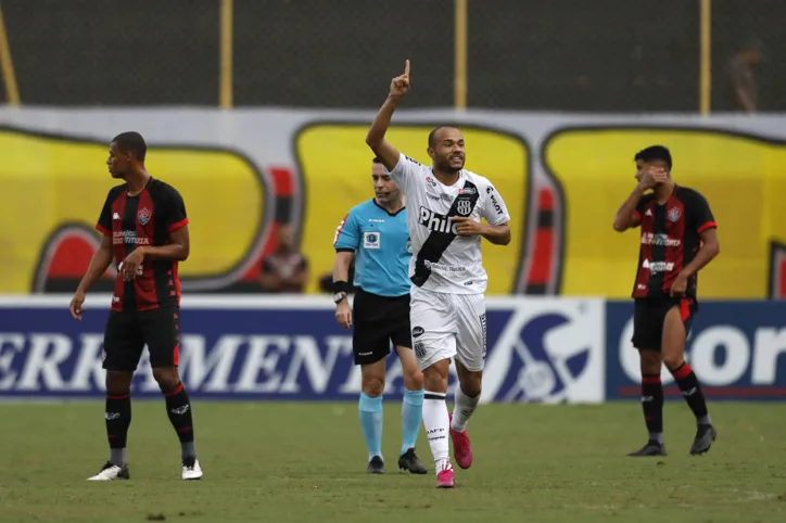 Vitória bate a Ponte Preta de virada em casa, mas ainda segue no Z-4